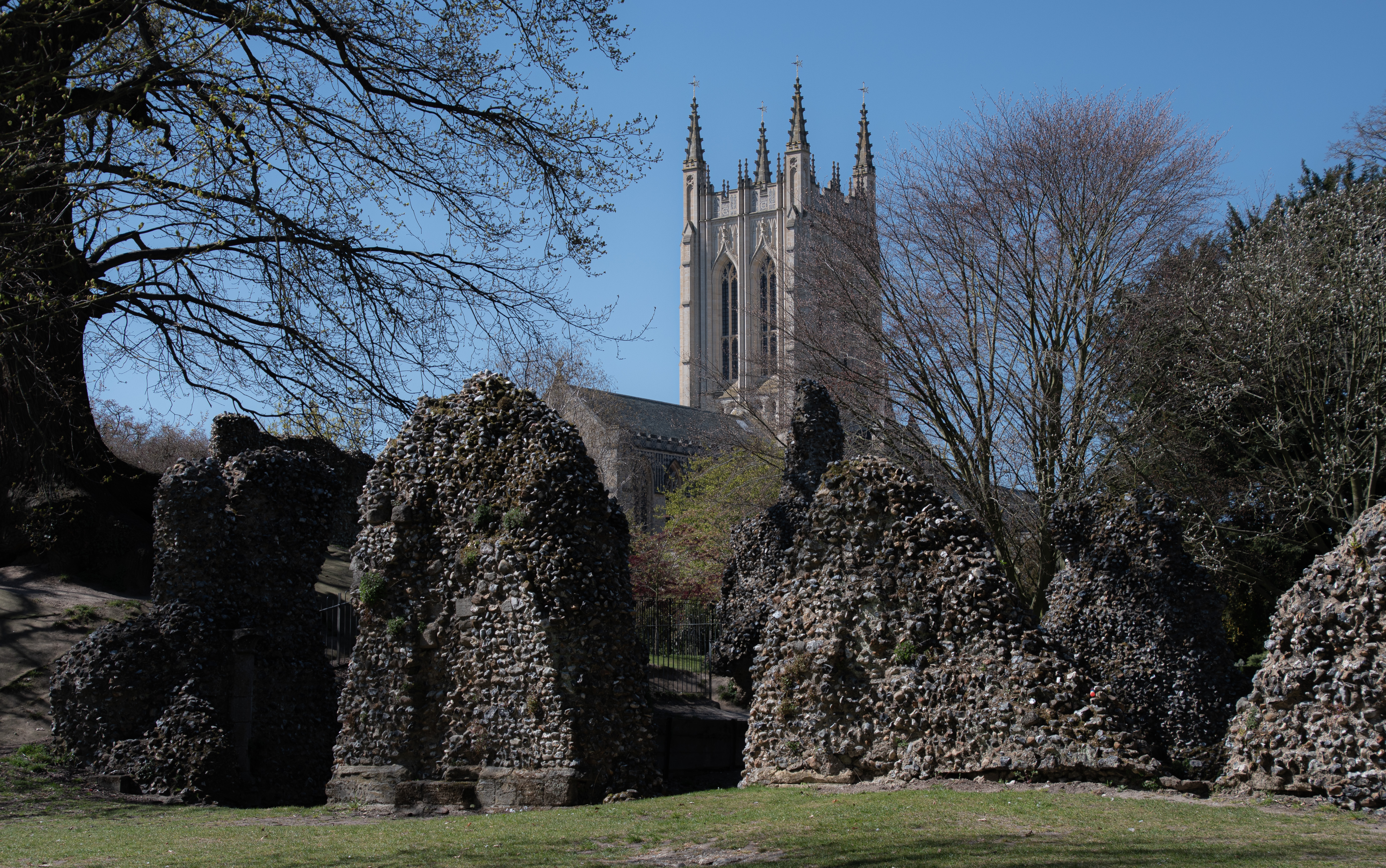 April: St. Edmundsbury Cathedral & Ruins